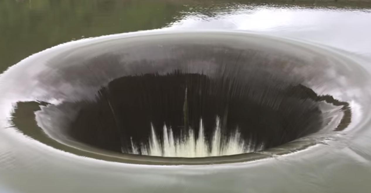 加州湖泊现22米“巨型黑洞”奇观 真相在这里...