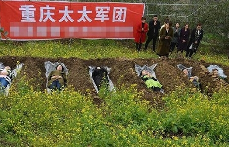 重庆墓地冥想活动体验死亡获重生 坟墓教室的意义在哪里