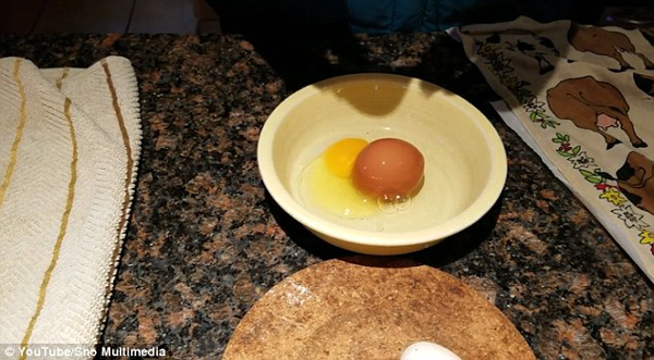 女子打开大鸡蛋发现蛋中蛋 有趣的是她不敢食用