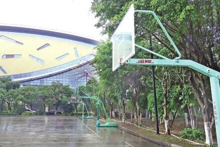 莆田市体育中心篮球场设备缺失 迟迟不见补上