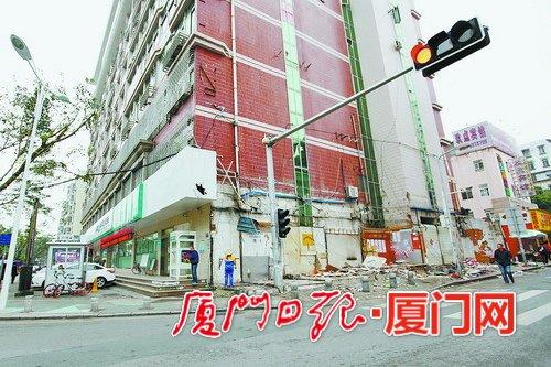 八间店面违建十余年被拆除 人行道更宽更敞亮