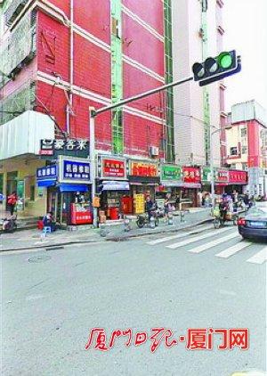 八间店面违建十余年被拆除 人行道更宽更敞亮