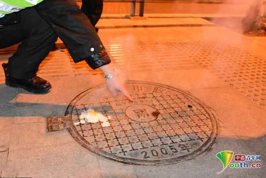 窨井冒热气煮鸡蛋 事发郑州街头 井盖上有个“雨”字