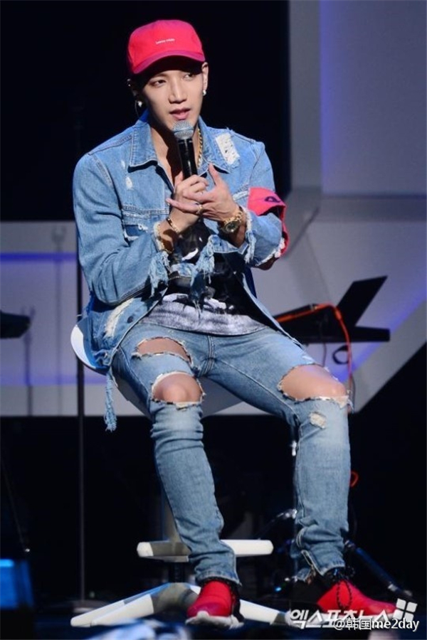 韩男团2PM演唱会意外胳膊肘无名指骨折