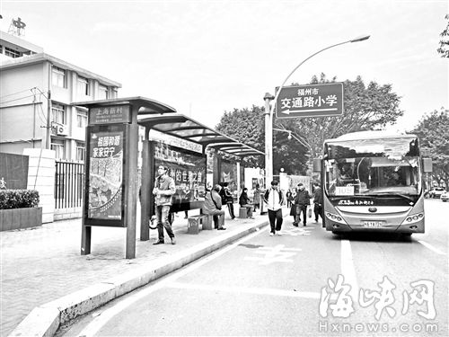 交通路上海新村公交站附近，近50米长区域没有树荫，将率先试点种大树