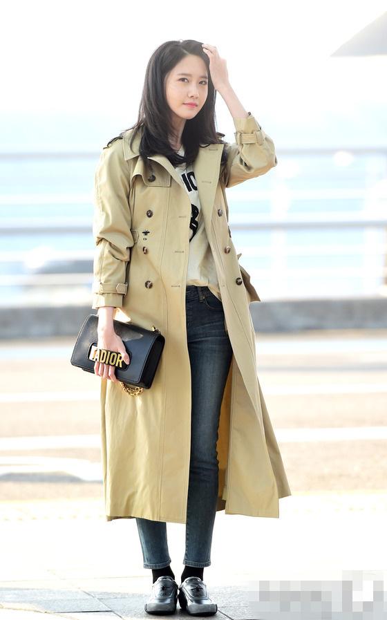 少女时代允儿现身仁川机场吸睛无数 笑容清爽着装时尚