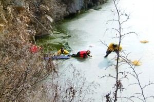 女子凿冰捉鱼落水冻得瑟瑟发抖 10余名消防员出动将其救出