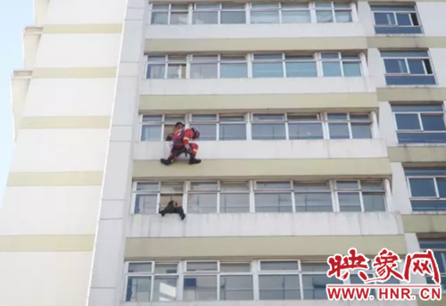 2017年2月27日报道，2月26日下午，河南省汝州市某医院病房大楼9楼有女子轻生跳楼，接警后，汝州市消防大队迅速出动消防官兵到场救援。 