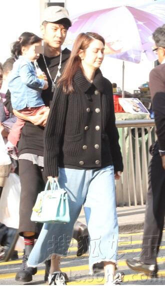 45岁洪欣素颜逛街 张丹峰抱女儿相伴