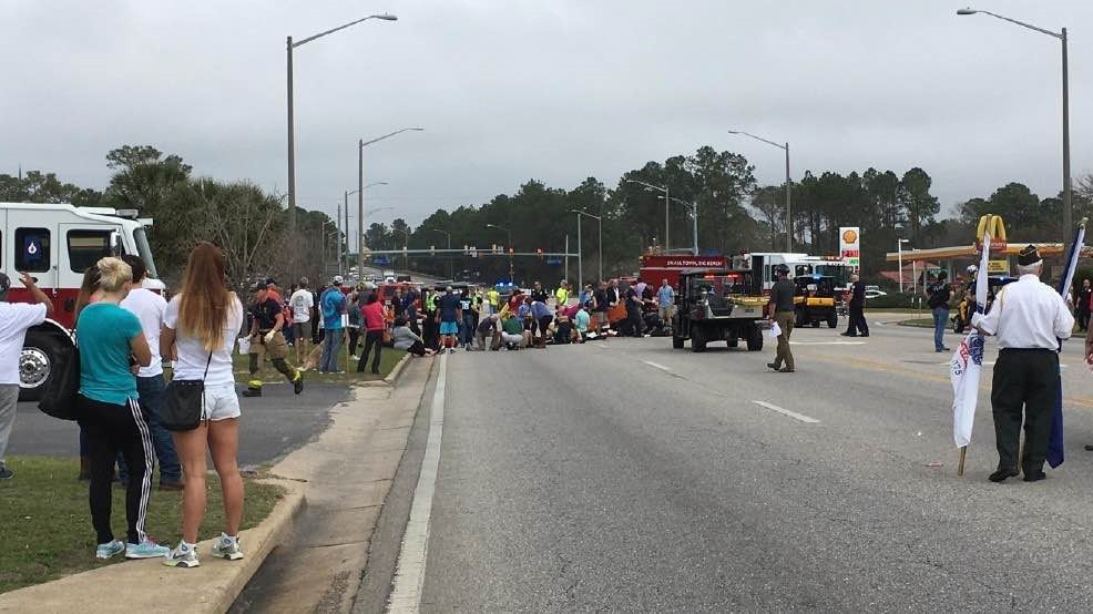 汽车冲入游行队伍致11人受伤 游行多为高中学生，事故原因是什么？