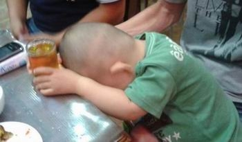 男童比酒昏迷不醒 8岁熊孩连续喝自酿葡萄酒十几杯 医生：儿童喝酒伤害远大于成人