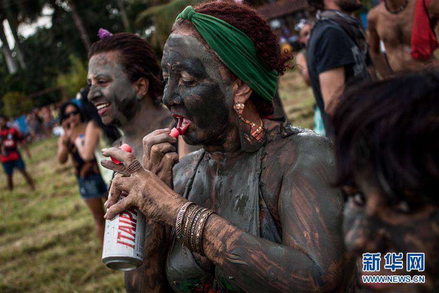 巴西“泥浆狂欢节”开幕 男女湿身狂欢泥潭狂欢