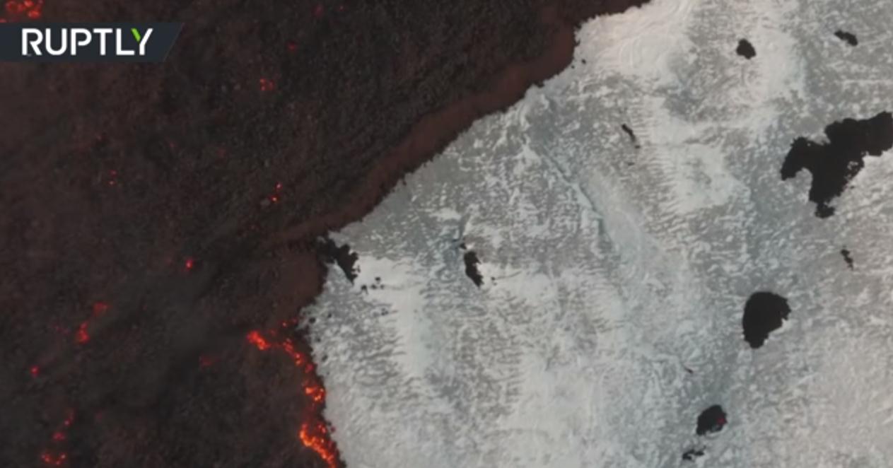 意埃特纳火山喷发 白雪岩浆交融现“冰火”奇景