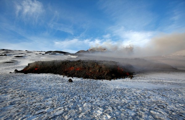 意埃特纳火山喷发 白雪岩浆交融现“冰火”奇景