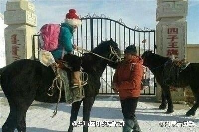 内蒙古学生骑马上学 开学第一天学生穿新袍子献哈达给老师