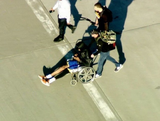 KD返奥克兰坐轮椅低调现机场 伤后精神状态良好
