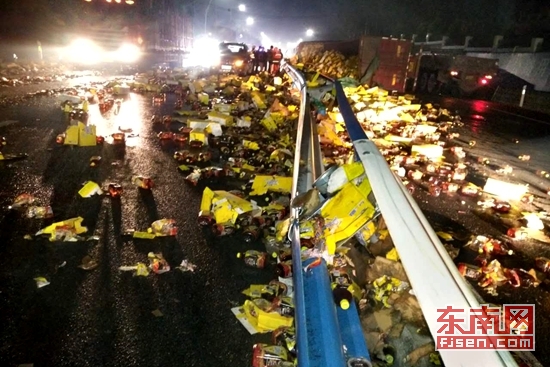 漳州：半夜货车倾倒 30吨冰红茶“铺满”国道