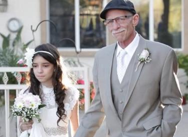 11岁女儿与62岁老父亲举办婚礼 真相让人落泪