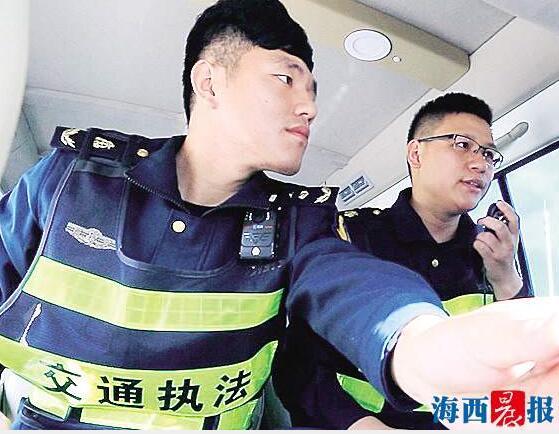 厦一交通执法员酷似刘翔 被台湾女生拉着合影