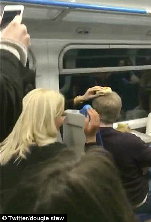 英国两女子在列车上嬉戏玩闹 最后竟然大打出手