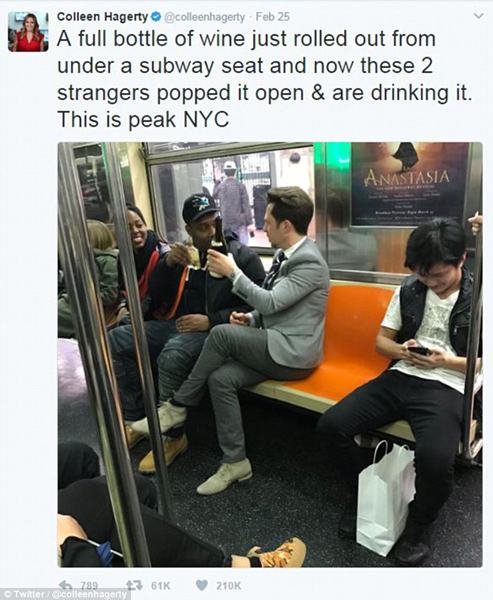 地铁座位下滚出未开封红酒 两陌生男子温馨共享