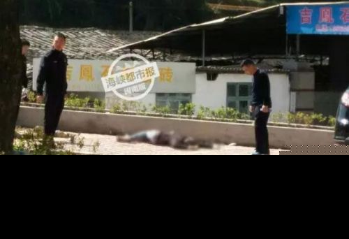 泉州一对男女当街吵架 另一男子持尖将吵架男砍死！