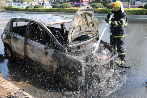 晋江：一辆小车刚加满油 行驶途中起火