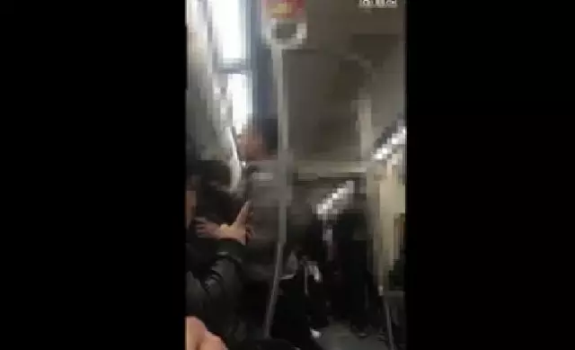 在地铁即将关闭时，男子将女子强行推出车门