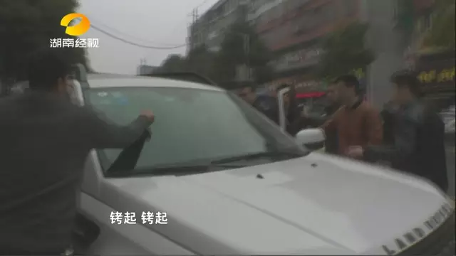 专案组在湘阴县旭东路加油站附近将张某某与汪某某现场现场交易时，直接抓捕。
