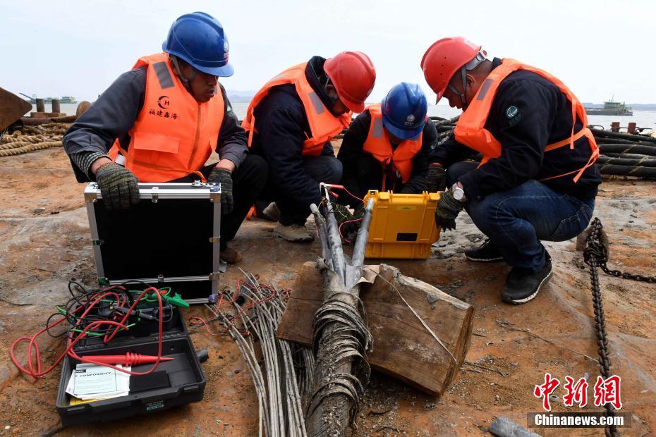 福建海底电缆被破坏 工人海上彻夜抢修