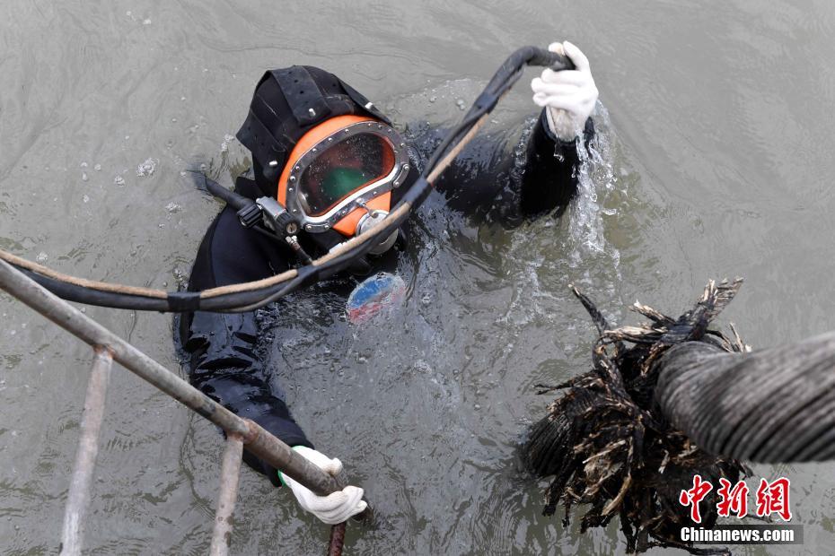 福建海底电缆被破坏 工人海上彻夜抢修