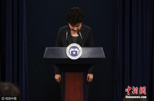 图一 当地时间2016年11月4日，韩国，电视在直播总统朴槿惠讲话。韩国总统朴槿惠当天发表电视直播讲话，就好友崔顺实“幕后干政”事件再次表达立场。