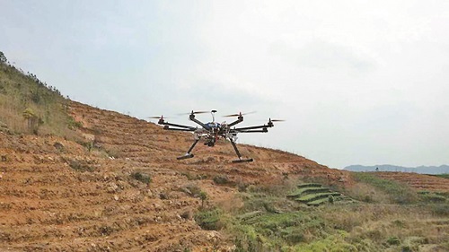 福安利用无人机航拍搜寻罂粟种植地