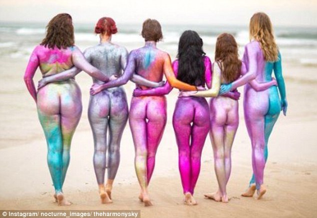 澳大利亚一群内衣博主涂彩色颜料拍照纪念形体