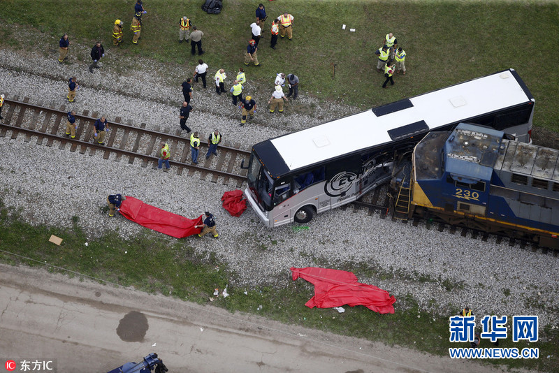 美国密西西比州货运列车与巴士相撞 致4死35伤（组图）