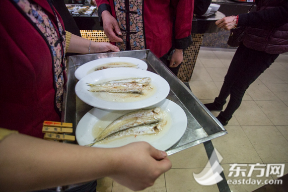 选用野生“江刀”佐以虾籽清蒸而成的清蒸刀鱼看上去十分诱人。