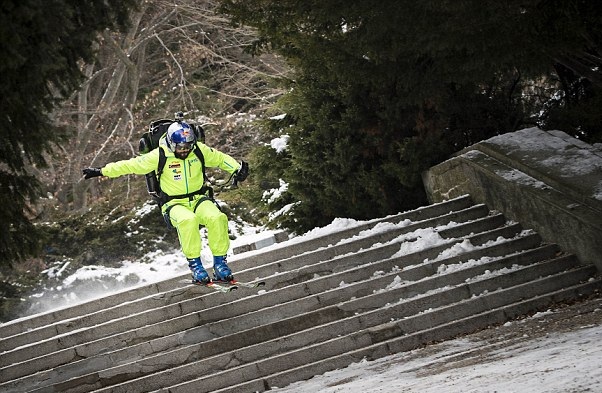 越野滑雪冠军背喷气装置滑雪回家 时速112公里