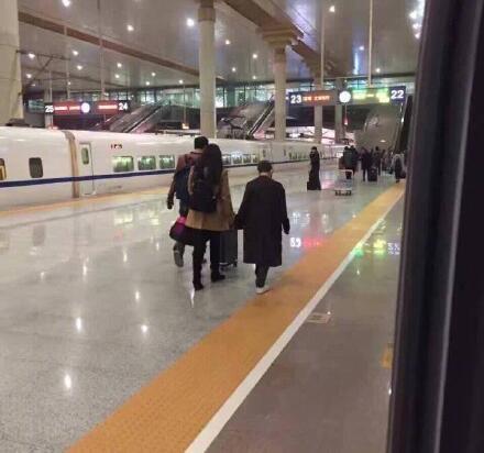 郭敬明牵女助理赶高铁被拍 网友毒舌：有种妈妈带儿子既视感