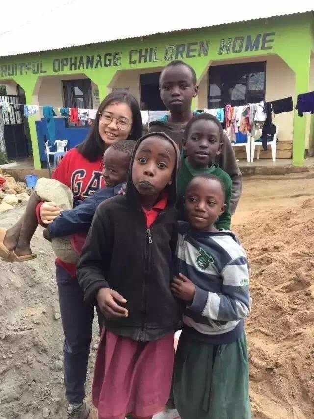 点赞！大二女生赴非洲坦桑尼亚当“孤儿妈妈”