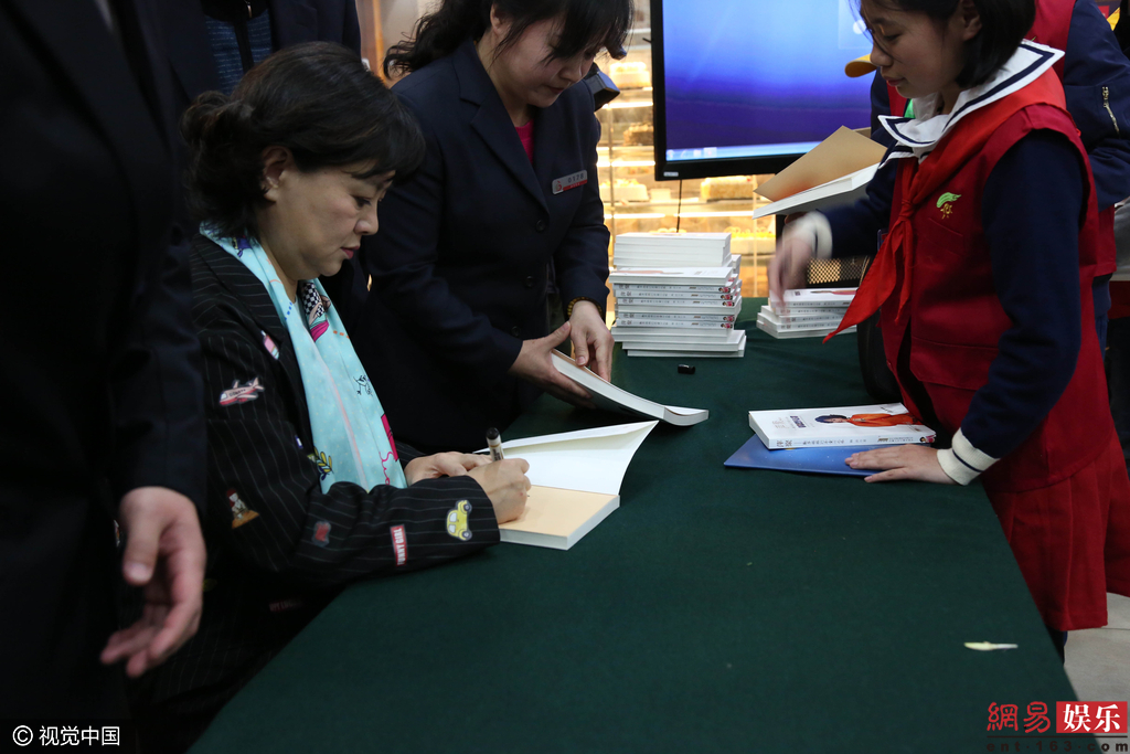 51岁鞠萍姐姐签售新书 “花仙子头”显年轻