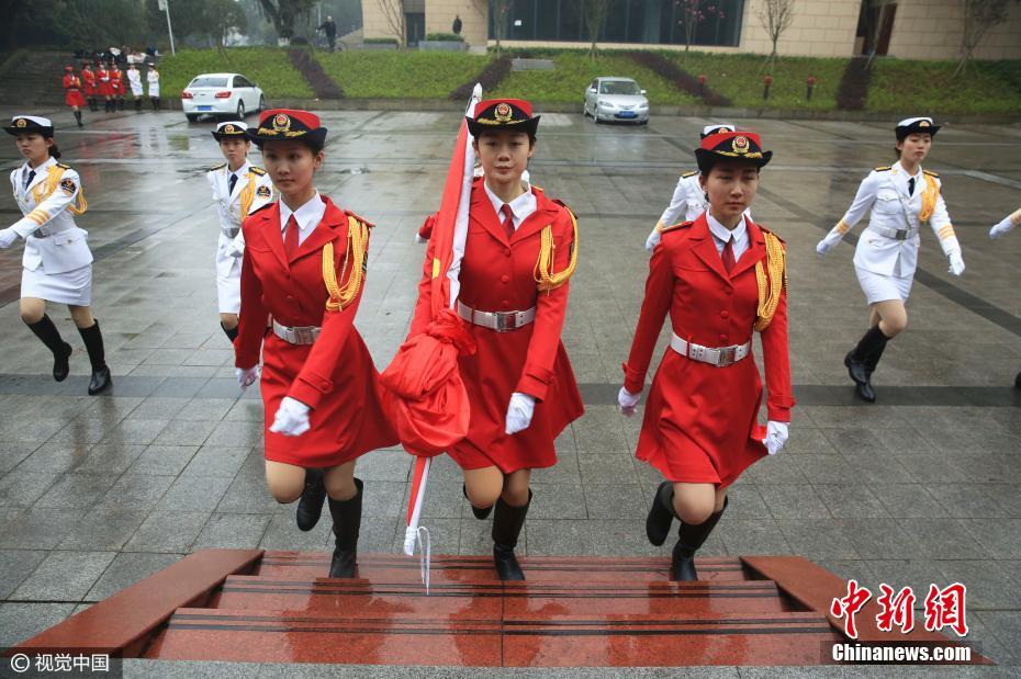探访重庆唯一高校女子国旗班 平均身高1米68以上