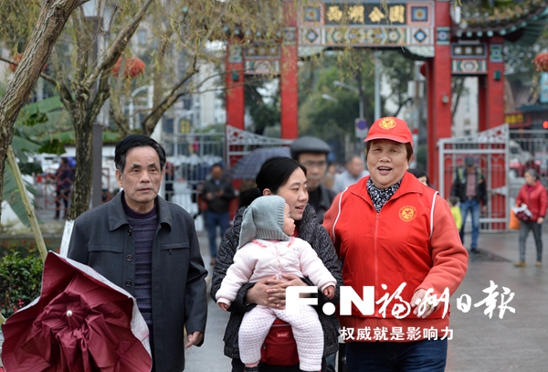 福州西湖有个热心“街舞大妈” 义务为游客介绍景点