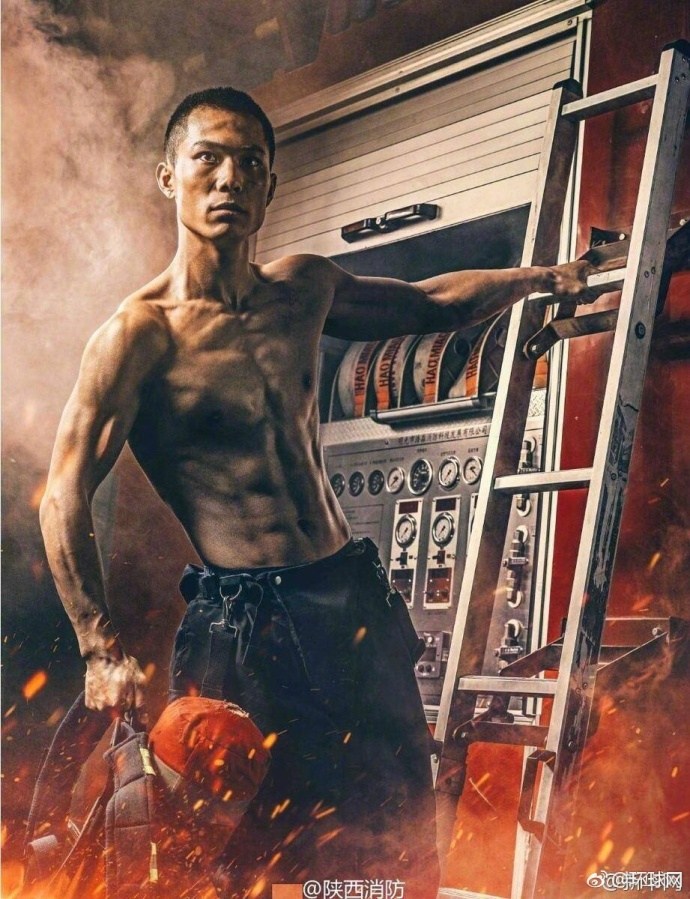 帅！中国消防员台历在日吸粉 肌肉健硕荷尔蒙爆棚（2）