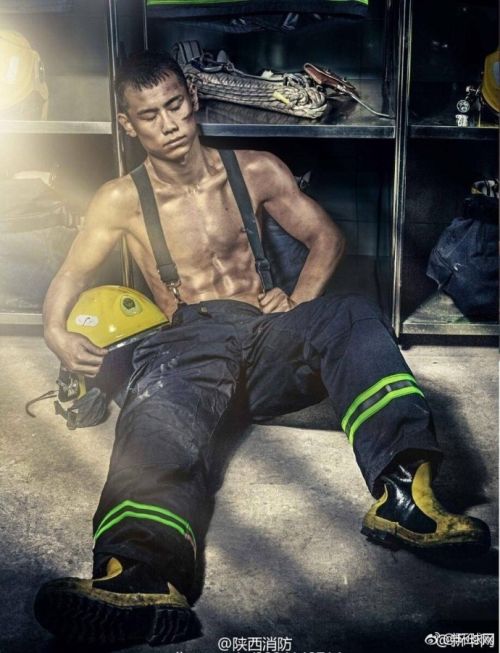 帅！中国消防员台历在日吸粉 肌肉健硕荷尔蒙爆棚