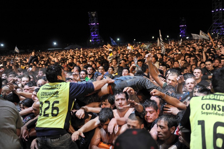 阿根廷30万人演唱会发生人挤人悲剧致2死10伤 悲剧是如何发生的？