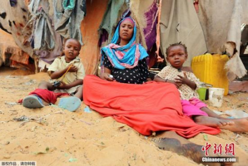 资料图:当地时间3月5日,索马里首都摩加迪沙一处营地的母亲和孩子。