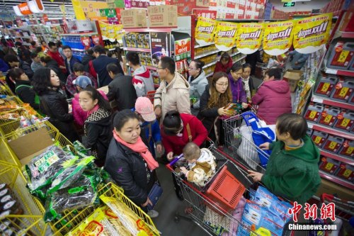 资料图：11月11日，山西太原某超市正在进行每年一度的“双十一”打折促销活动，大量民众前来购买生活用品，场面十分火爆。张云 摄