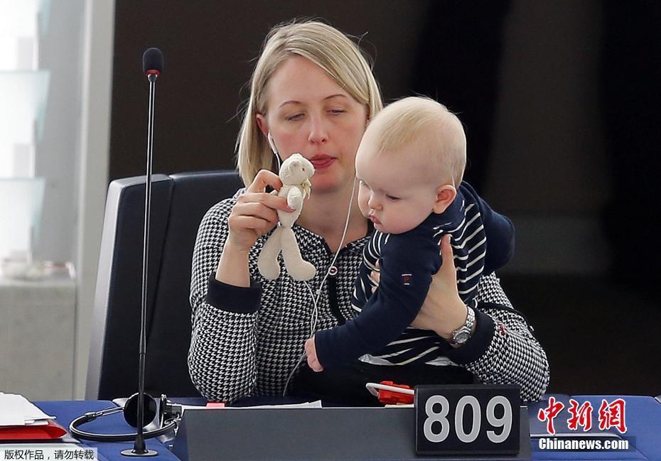 欧洲议会女议员抱娃出席投票 Jytte Guteland个人资料照片