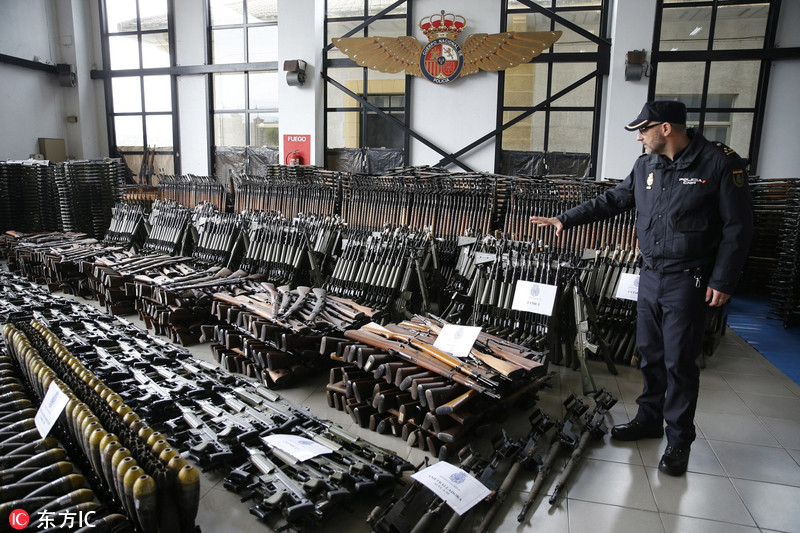 小型武器库!西班牙警方展示出上万把缴获的枪支