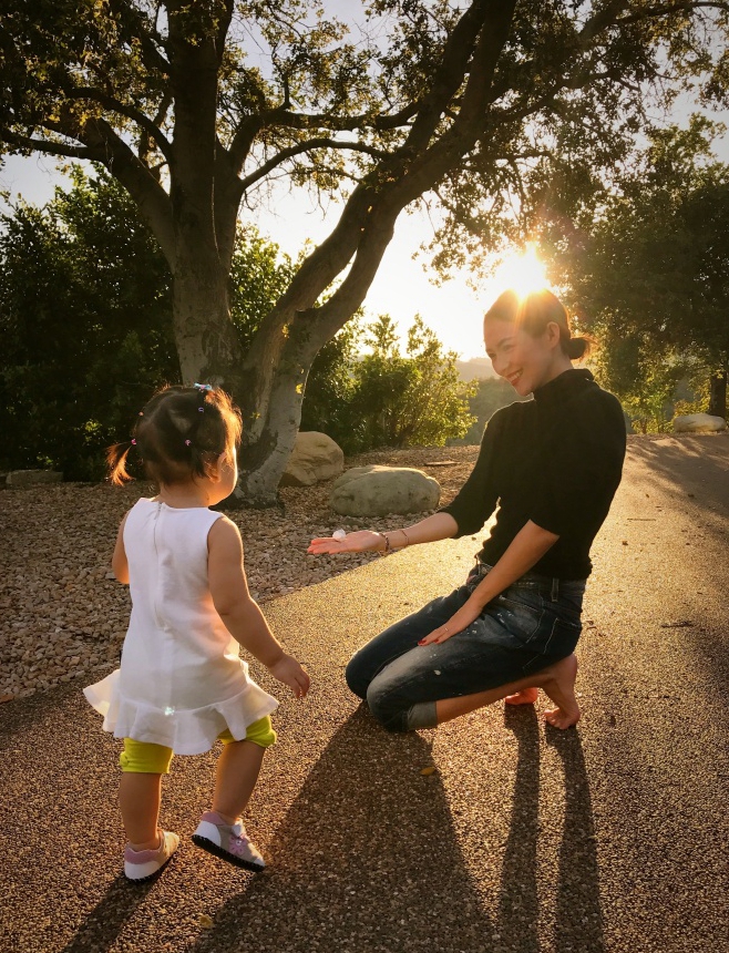章子怡与女儿捡石子玩 幸福竟如此简单